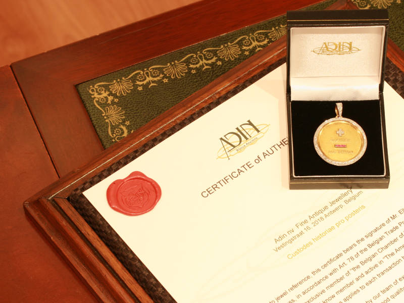 Diamond estate golden 'I love you' pendant